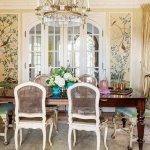 Гостиная с птицами на панно