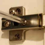 Как отрегулировать петли на дверце шкафа, подробная инструкция