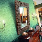 Какие обои выбрать для неровных стен