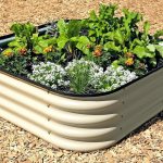 Клумба из ребристого металла очень прочна и долговечна