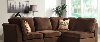 коричневый диван в гостиной