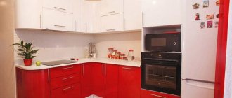 Красно-белая кухня с радиальными фасадами