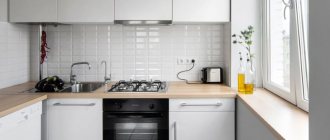 Кухонный фартук из белой плитки кабанчик