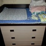На сегодняшний день достаточно популярным и востребованным среди молодых родителей является стационарный пеленальный столик в виде комода