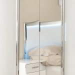 Обзор распашных шкафов для спальни, как выбрать