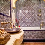 Оформление мозаикой стен ванной в индийском стиле