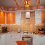 Оранжево-белая кухня