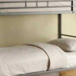 Особенности двухъярусной металлической кровати, ее выбор и размещение