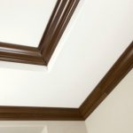 A job done with high quality: the molding beautifully frames the corners - otdelat.ru