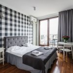 Серые занавески в спальне с клетчатыми обоями