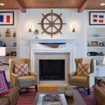 Штурвал над камином как символ морского стиля