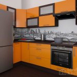 сочетание оранжевого с коричневым в дизайне кухни-студии