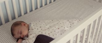 Спящий ребенок в белой кроватке
