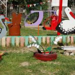 Старые покрышки, пластиковые бутылки и бочка для площадки