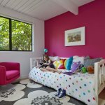 Темно-розовая стена в спальне девочки
