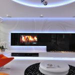 Яркое кресло в гостиной квартиры стиля хай-тек